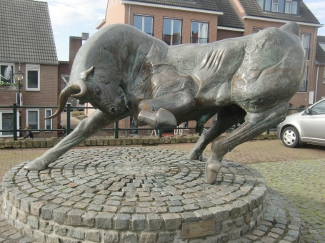 Leudal NL : Ortsteil Neer, Kerkplein, auf dem Kirchplatz steht die Bronze-Skulptur Stier von Jos Dirix
